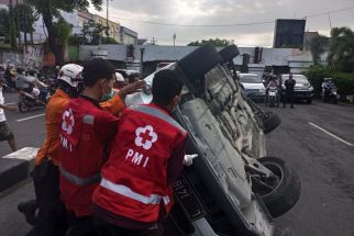 Tabrak Pembatas Jalan, Mobil Subaru XV Terbalik di Jalan Nias Surabaya - JPNN.com Jatim