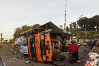 Polisi Ungkap Penyebab Truk Pengangkut Bahan Bangunan Terguling di Bogor - JPNN.com Jabar