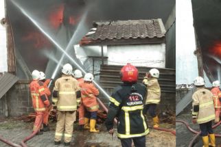Penanganan Kebakaran di Surabaya 2022 Menurun, Warga Cakap Atasi Kobaran Api - JPNN.com Jatim