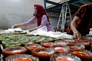 Menjelang Imlek, Permintaan Kue Keranjang Laris Manis di Kota Bandung - JPNN.com Jabar