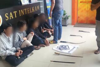 Kelakuan Remaja di Surabaya Ini Meresahkan, Bawaannya Celurit Hingga Samurai - JPNN.com Jatim