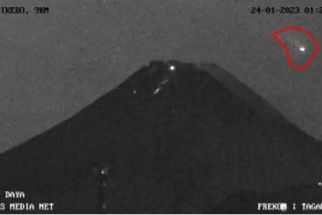 Viral! Cahaya Misterius Tampak di Atas Gunung Merapi, Begini Kata BPPTKG - JPNN.com Jogja