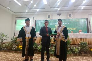Persoalan Pemerintah Desa Mengantarkan Zulkifli Raih Gelar Doktor di Unissula Semarang - JPNN.com Jateng