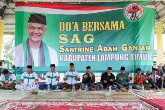 Santrine Abah Ganjar Berikan Bantuan Karpet Musala untuk 7 Dusun di Lampung - JPNN.com Lampung