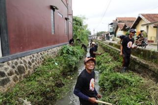 GMC Ajak Warga Bersihkan Sungai Antisipasi Banjir di Bandung - JPNN.com Jabar