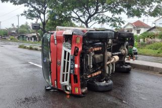 Lihat, Truk Boks Fahrudin Naik ke Pembatas Jalan, Menabrak Tiang Lampu dan Terguling - JPNN.com Jogja