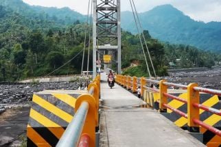 Diterjang Lahar Semeru, Sling Tali Jembatan Gantung Kali Regoyo Putus - JPNN.com Jatim