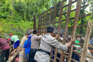 Rumah Limasan di Gunungkidul Ambruk Diterjang Tanah Longsor - JPNN.com Jogja