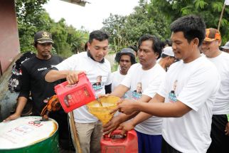 Komunitas Nelayan Pesisir Bagi-Bagi Oli Gratis di Subang - JPNN.com Jabar