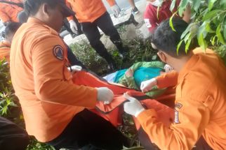 Tabrak Trotoar Jalan Diponegoro, Pengendara Mobil Tak Lagi Bergerak - JPNN.com Jatim