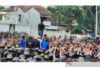 Bentrok Suporter PSIS Versus Polisi, Ada Tembakan Gas Air Mata - JPNN.com Jateng
