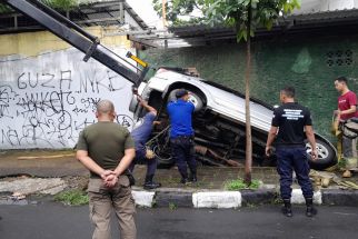 Sopir Mengantuk, Mobil Terios di Bandung Terperosok ke Parit - JPNN.com Jabar