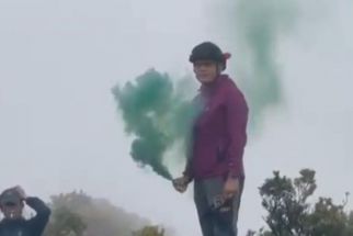 Video Pendaki Gunung Pangrango Menyalakan Bom Asap Viral di Media Sosial, Begini Kata Pengelola - JPNN.com Jabar