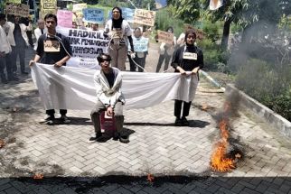 Kecam Pembekuan LPM Acta Surya, Mahasiswa Stikosa-AWS Demo Ketua Kampus - JPNN.com Jatim