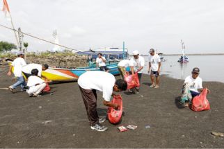 Rawat Ekosistem Laut, Komunitas Nelayan Bersih-bersih Pantai Probolinggo - JPNN.com Jatim