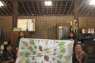 Mahasiswa KKN UAD Gelar Pelatihan Batik Ecoprint untuk Ibu-Ibu PKK - JPNN.com Jogja