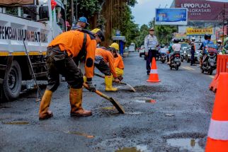 Bina Marga Kabupaten Bekasi Perbaiki 3 Titik Jalan di Kecamatan Sukakarya - JPNN.com Jabar