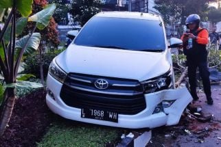 Ban Pecah, Mobil Tabrak Pembatas Jalan Hingga Ringsek - JPNN.com Jatim