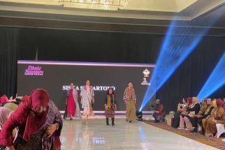 Kenalkan Ragam Batik di Jatim, Etnura Gelar Fashion Show - JPNN.com Jatim