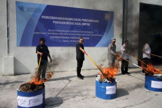 Mendag Zulhas Bakar Pakaian Bekas Impor, Perbolehkan Rombengan Kalau Pesawat - JPNN.com Jatim