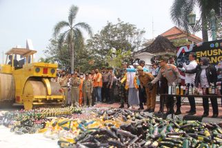 Ribuan Botol Miras Ilegal Dimusnahkan Polres Bantul - JPNN.com Jogja