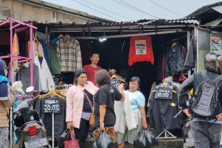 Polda Jabar Sita 200 Bal Pakaian Bekas Impor di Gudang Pasar Gedebage Bandung - JPNN.com Jabar