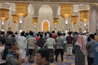Subhanallah, Ribuan Orang Salat Tarawih Perdana di Masjid Raya Sheikh Zayed  - JPNN.com Jateng