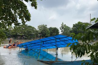 Detik-Detik Perahu Penyeberangan di Karang Pilang Tenggelam, Penumpang Berteriak - JPNN.com Jatim