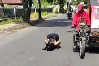 Wanita Berpakaian Serba Hitam Ini Bertingkah Aneh dan Sujud di Tengah Jalan - JPNN.com Sumut