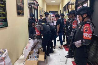 Polisi Banyumas Geledah Mobil Carry, Temuannya Bikin Terkejut - JPNN.com Jateng