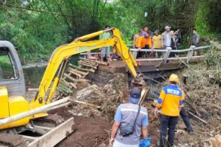 Jembatan Penghubung 2 Desa di Probolinggo Terputus Akibat Banjir - JPNN.com Jatim