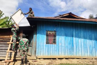 Personel TNI Berikan Lampu Gratis untuk Masyarakat Desa Balingga - JPNN.com Papua