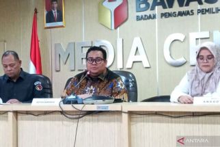 Kader PDIP Bagi-Bagi Amplop Berlogo Partai di Masjid Sumenep, Bawaslu 'Oke-Oke Saja' - JPNN.com Jatim