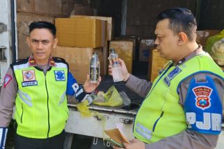 Polisi Hentikan 2 Kendaraan Bongkar Muat di Tol Sidoarjo, Isinya Bikin Melongo - JPNN.com Jatim