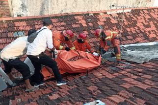 Lansia di Surabaya Ditemukan Tergeletak di Atap Rumahnya, Kondisinya Nahas - JPNN.com Jatim