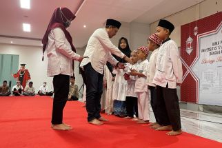 Berbagi Bersama, Untag Surabaya Beri Santunan 100 Anak Yatim - JPNN.com Jatim