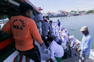 100-an Santri Situbondo Mudik Berjemaah Naik Kapal Kayu - JPNN.com Jatim