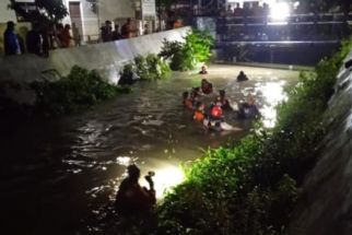 Berenang Saat Hujan Deras, Bocah 15 Tahun di Surabaya Hanyut Terserat Arus Sungai - JPNN.com Jatim