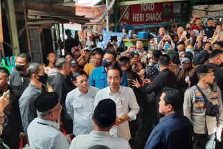 Datang ke Pasar Tugu Depok Jokowi Pastikan Harga dan Pasokan Bahan Pokok Aman Menjelang Lebaran - JPNN.com Jabar