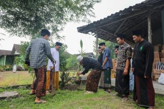 Tingkatkan Perekonomian Pesantren, GGN Jatim Edukasi Penanaman Pisang di Ponpes Kediri - JPNN.com Jatim