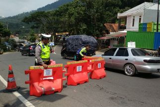 Puncak Arus Mudik, Polisi Lakukan Buka Tutup Jalan di Jalan Raya Nagreg Menuju Limbangan Garut - JPNN.com Jabar