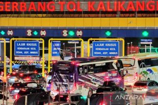 Arus Mudik Kendaraan di Gerbang Tol Kalikangkung Makin Padat - JPNN.com Jateng