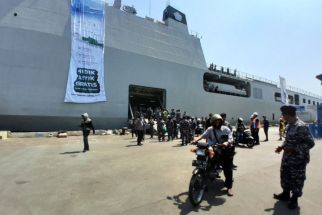 Penampakan Ratusan Pemudik Turun dari Kapal Perang di Semarang, Lihat! - JPNN.com Jateng