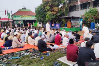 Salat Id di Lapangan Tugu Lonceng, Warga Cilebut Harus Rela Berbagi Tempat Dengan Wisata Pasar Malam - JPNN.com Jabar