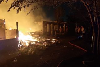 7 Rumah Semi Permanen di Surabaya Ludes Terbakar Saat Malam Takbir - JPNN.com Jatim