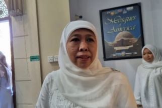 Gubernur Khofifah Jalan Kaki Menuju Masjid Al Akbar Untuk Salat Id, Ternyata - JPNN.com Jatim
