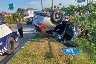 Diduga Sopir Mengantuk, Honda CRV Terguling di Dekat Exit Tol Kukusan Kota Depok - JPNN.com Jabar