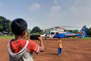 Helikopter yang Dinaiki Ridwan Kamil Mendadak Jadi Objek Swafoto Warga Depok - JPNN.com Jabar