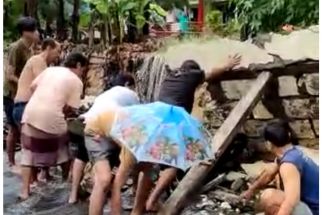 Hujan Deras Guyur Surabaya, Tanggul Jebol - Ruas Jalan Mayjend Sungkono Banjir - JPNN.com Jatim