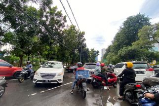 Belasan Motor Mogok Setelah Terjang Banjir di Jalan Mayjend Sungkono Surabaya - JPNN.com Jatim